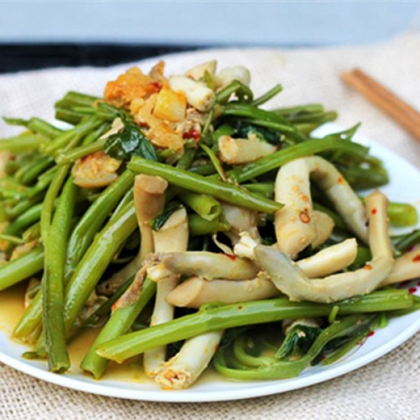 Ốc móng tay xào rau muống 